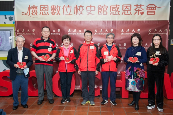 圖片標題:圖說3：陳鴻智學長(右3)頒發春風送暖獎盤表揚捐款人。 (2)