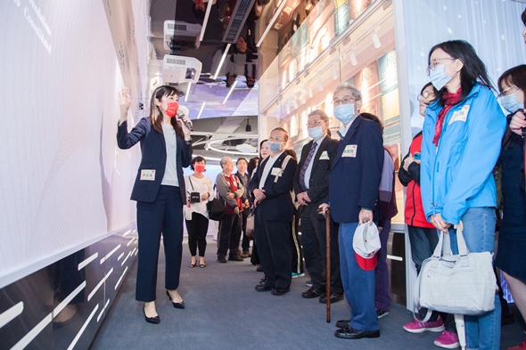 圖片標題:圖說5：圖書館李宗禾館長向與會貴賓，進行數位校史館導覽與介紹