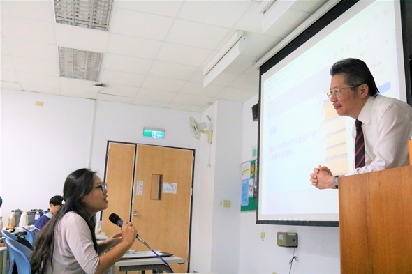 圖片標題:06學生向講師分享上課收穫