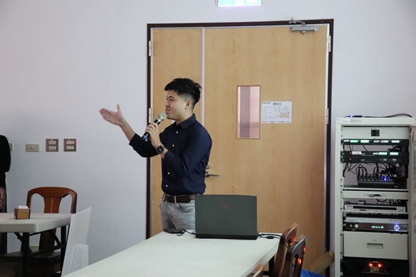 圖片標題:02廣播人進行六分鐘演講