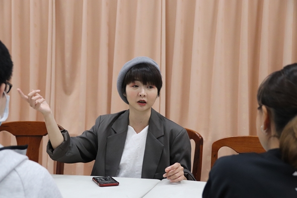 圖片標題:06攝影師與同學對話