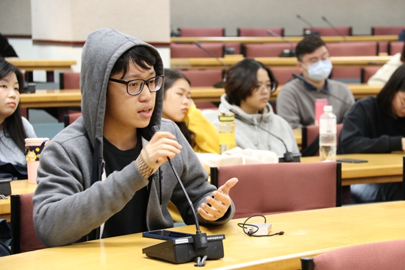 圖片標題:03 同學提出問題詢問