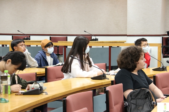 圖片標題:05同學專注聆聽