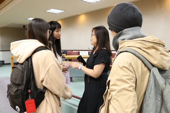 圖片標題:07講座結束後仍熱情討論