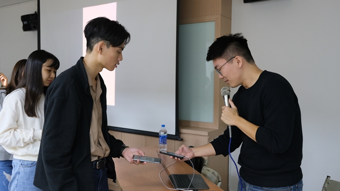 圖片標題:07 講師(右)在送乙太幣給同學