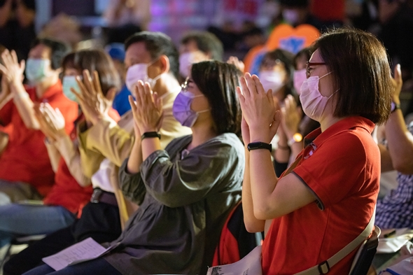 圖片標題:02 台下觀眾給予身障生熱烈掌聲