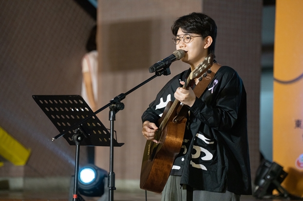 圖片標題:03 身障同學上台表演吉他組曲