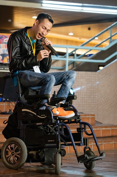 圖片標題:04 身障同學表演搖滾流行歌曲