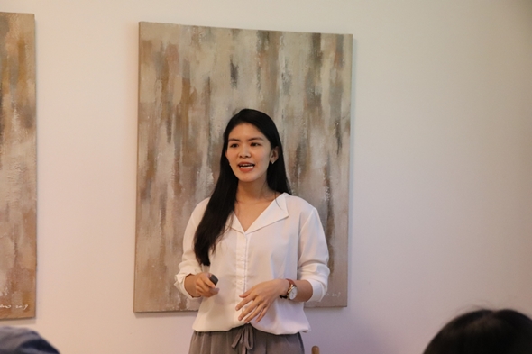 圖片標題:02戴景愉與同學介紹工作內容