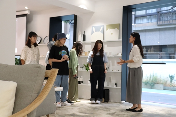 圖片標題:04戴景愉與同學介紹工作內容