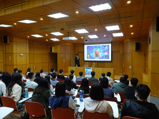 圖片標題:02台下聽眾認真聽講與演講者