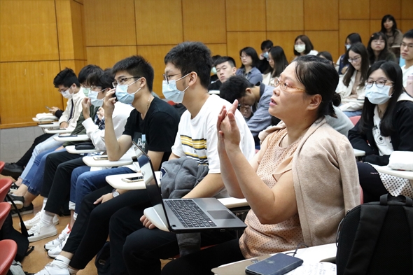 圖片標題:03台下聽眾踴躍發表疑問