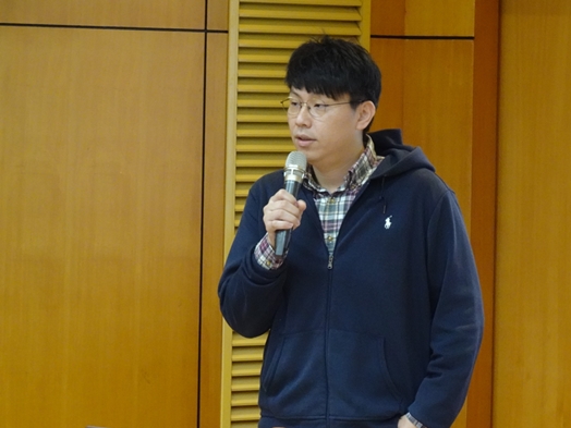 圖片標題:01江鑑城董事長認真演講神情