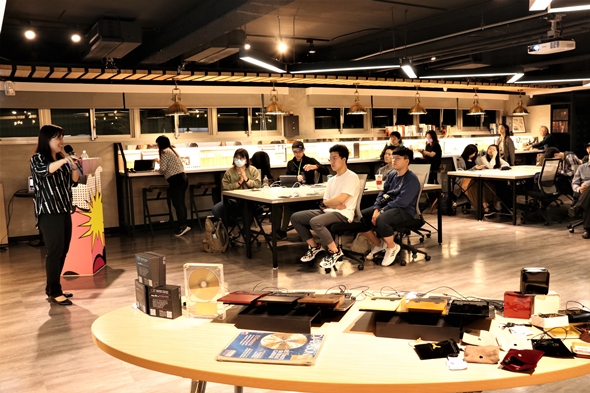 圖片標題:01何宛蓁學姊向大家介紹調性耳機