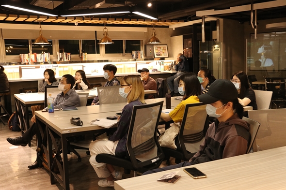 圖片標題:03 聽者專注聆聽