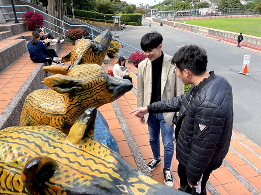 圖片標題:03同學觀賞藝術品