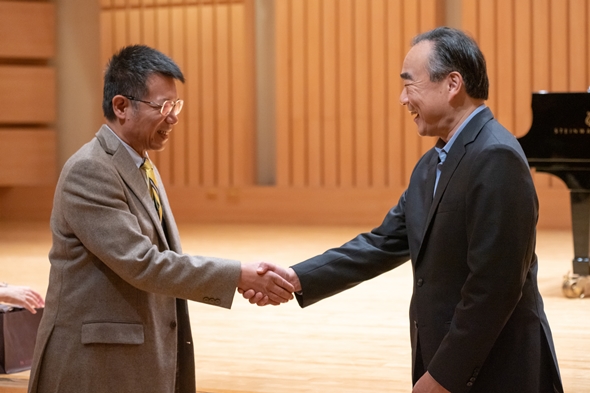 圖片標題:07校長與林昭亮老師握手