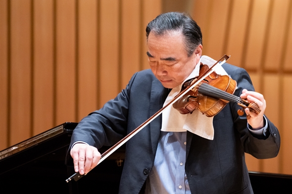 圖片標題:06林昭亮老師指點學生