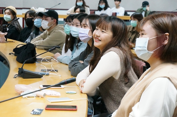 圖片標題:02 同學開心專注的眼神