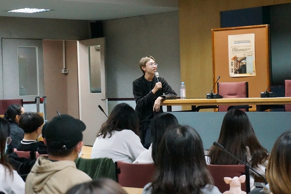 圖片標題:03 張藝回答同學問題