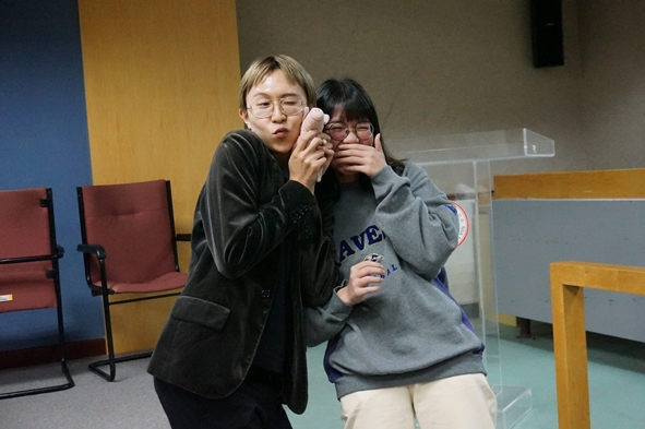 圖片標題:05 親切的和現場每個同學拍照