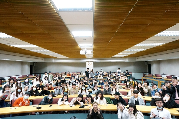 圖片標題:06 張藝和全體同學大合照