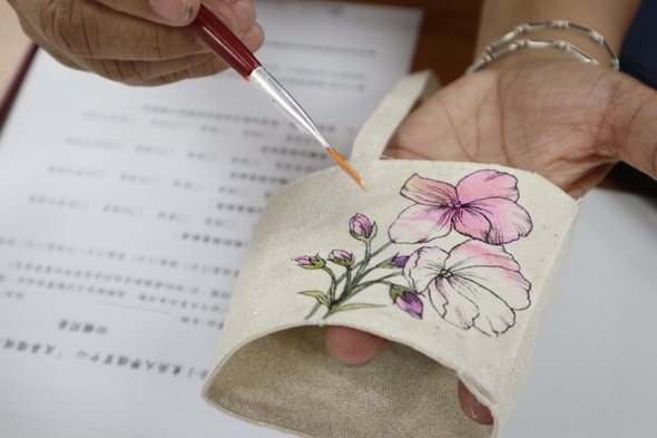 圖片標題:06以中心點向外畫出將圖案服貼黏上（周老師親身示範）