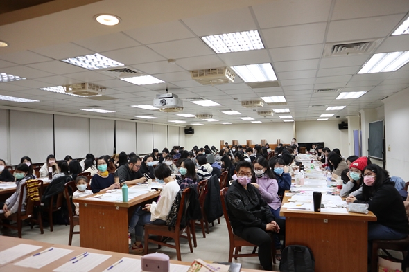 圖片標題:02同學們認真聆聽周老師的教學