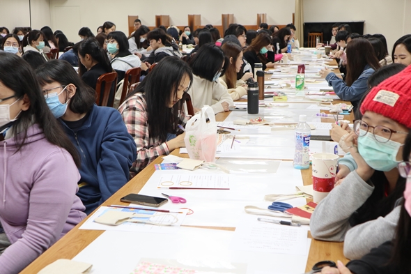 圖片標題:03桌上佈滿手作材料