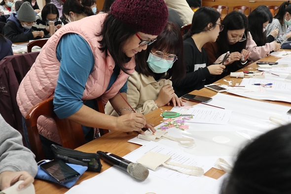 圖片標題:05周老師指導學生塗膠技巧