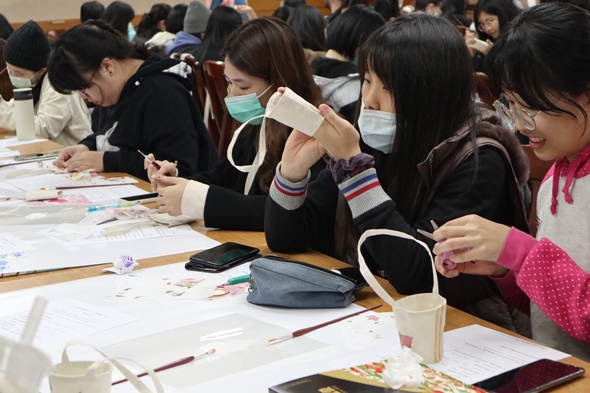 圖片標題:07同學認真設計自己的飲料杯套