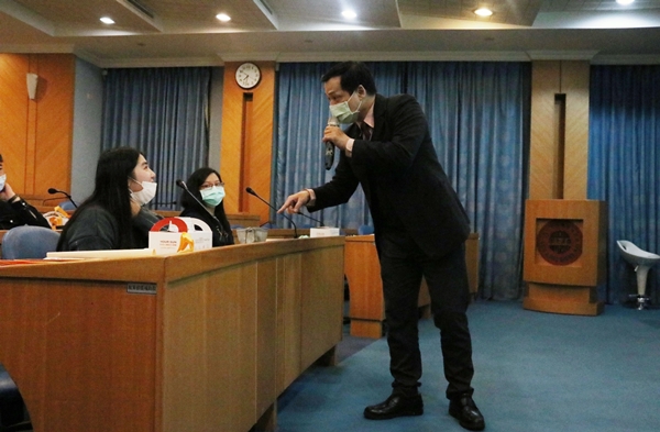 圖片標題:03 黃經宙老師與同學互動