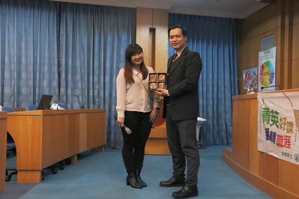 圖片標題:05主持人贈送黃經宙老師謝禮並合影