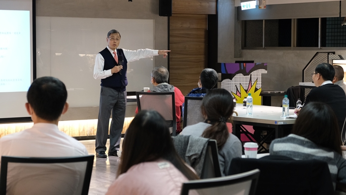 圖片標題:04 講者演講生動 搭配手勢