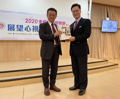 圖片標題:3 董保城副校長回禮給秦大使