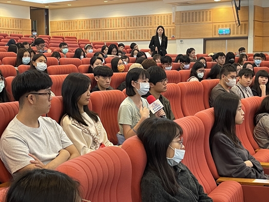 圖片標題:5 同學認真發問如何準備外交特考