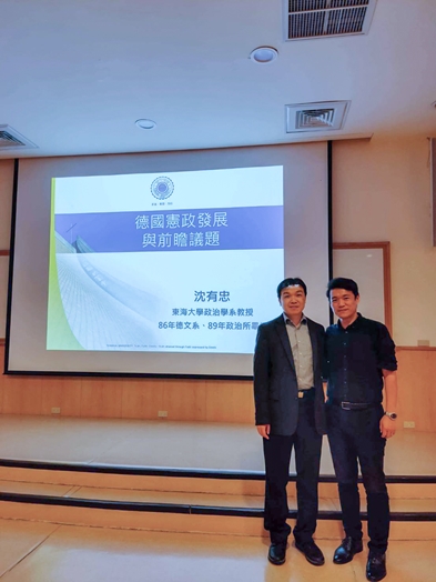 圖片標題:01講者沈有忠教授與主持人合照_0