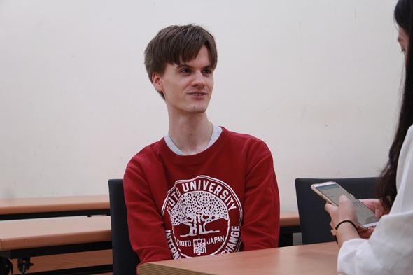 圖片標題:04 校園記者與德國學員訪談