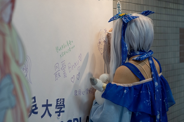 圖片標題:07參賽者在留言板上留下紀念