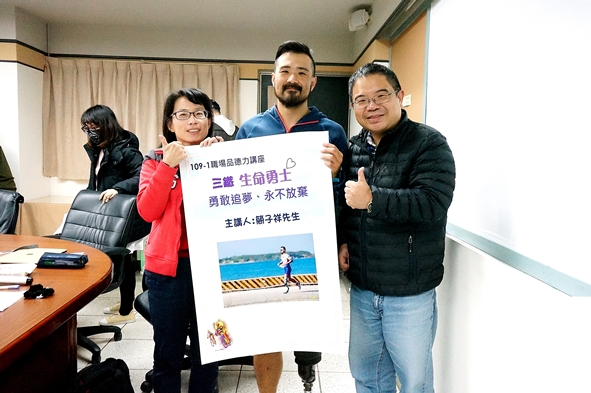 圖片標題:06 德育中心的老師和簡子祥合影