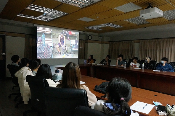 圖片標題:03 台下觀眾觀看三鐵紀錄片