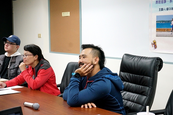 圖片標題:04 簡子祥開心的觀看影片