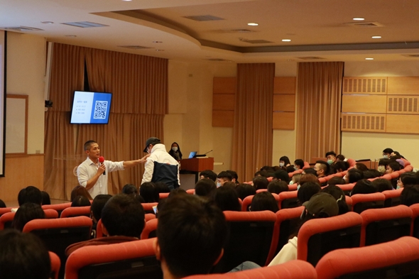 圖片標題:04 吳怡農與現場聽眾互動