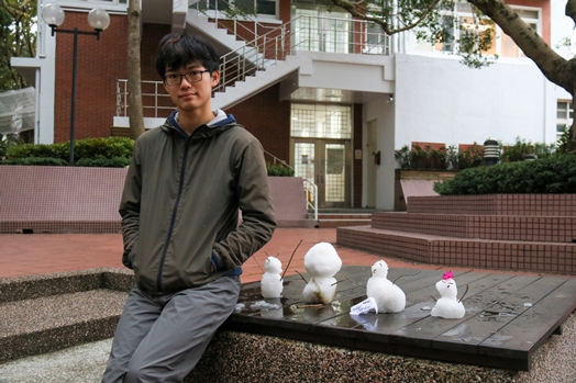 圖片標題:01 首隻小雪人的主人（政治系二年級薛劭恆同學）