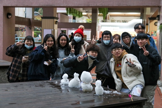 圖片標題:03同學們爭相與小雪人們合照