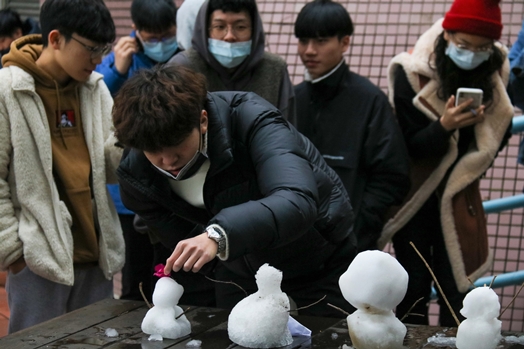 圖片標題:04 同學們為小雪人們加上裝飾