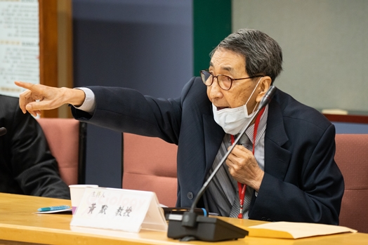 圖片標題:04 黃默教授請同學發問