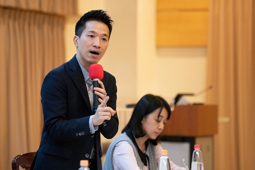 圖片標題:05何志偉委員回應同學問題