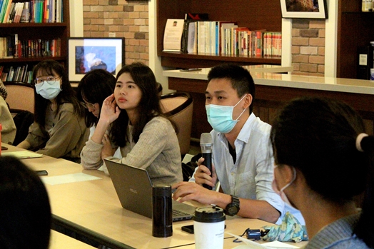 圖片標題:04-學生針對就職疑惑提問