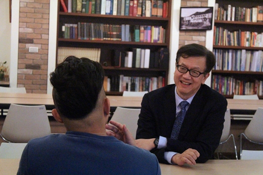 圖片標題:02學長與同學互動熱絡